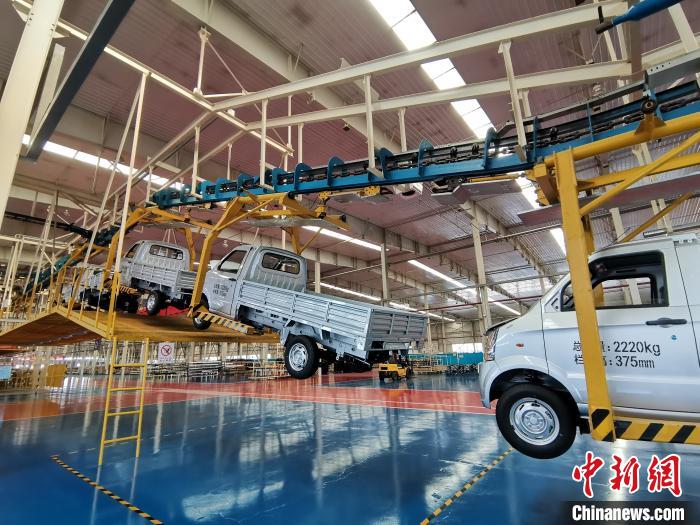 成功汽車是山西省重點(diǎn)轉(zhuǎn)型項(xiàng)目，擁有國內(nèi)先進(jìn)的零部件、發(fā)動(dòng)機(jī)整機(jī)自動(dòng)裝配和發(fā)動(dòng)機(jī)生產(chǎn)線、實(shí)驗(yàn)線，還有國際一流的工業(yè)機(jī)器人。　高飛 攝