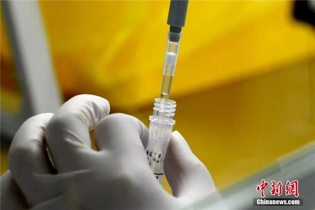 資料圖：工作人員正在準(zhǔn)備檢測(cè)試劑。<a target='_blank'  data-cke-saved- >中新社</a>記者 王東明 攝