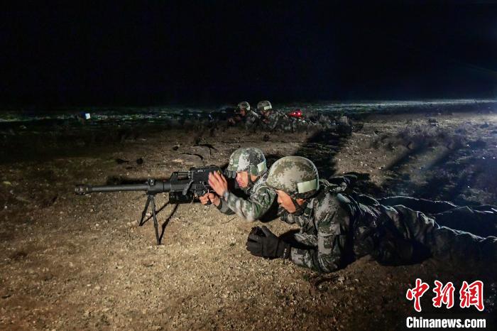 夜間狙擊手摧毀敵探照燈。　蒲津 攝