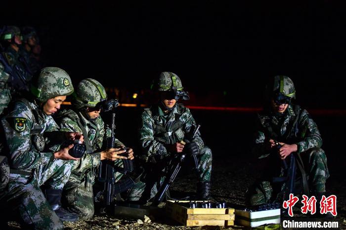 戰(zhàn)士正在補(bǔ)充彈藥?！∑呀?攝