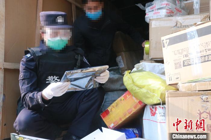 圖為勐康邊檢站民警在對快遞運輸車輛進行例行檢查。　楊添 攝