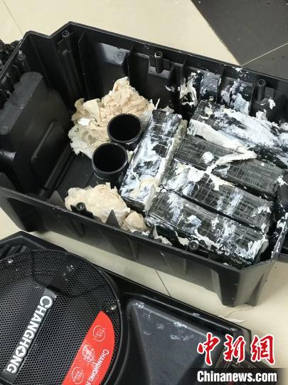 圖為臨滄邊境管理支隊從音響中查獲毒品?！⒂狼?攝