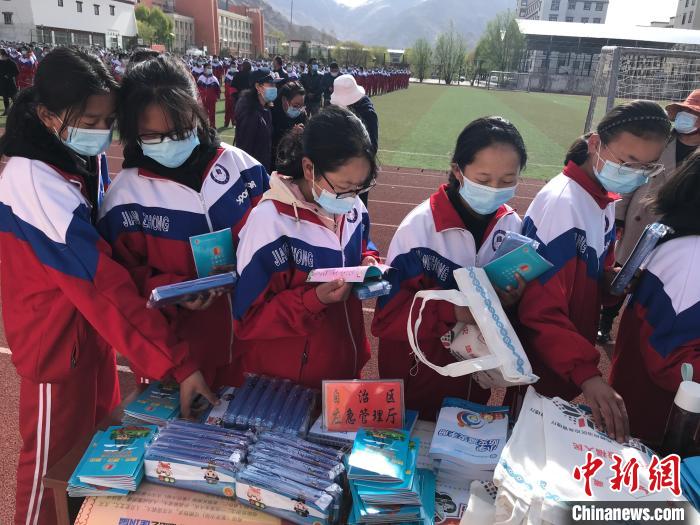 圖為西藏自治區(qū)應(yīng)急管理廳在學(xué)校開(kāi)展安全生產(chǎn)宣傳(資料圖)。西藏自治區(qū)應(yīng)急管理廳 供圖