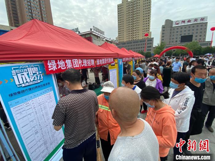 一些知名企業(yè)展臺前，投遞簡歷、咨詢就業(yè)的人絡(luò)繹不絕?！∏愊?攝