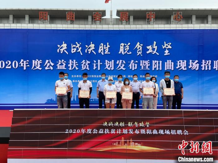 在現(xiàn)場，綠地集團與困難就業(yè)群體就業(yè)代表簽署勞務(wù)合同，并為首批6名就業(yè)代表頒發(fā)上崗證書?！∏愊?攝