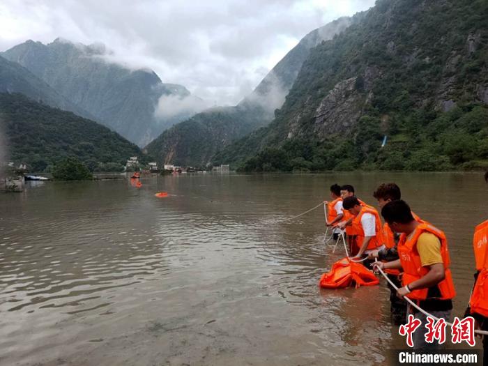 救援人員正在全力營(yíng)救被困群眾?！〉ぐ托峁?攝