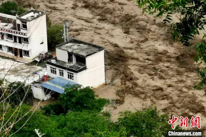 洪水淹沒(méi)房屋。　丹巴宣提供 攝