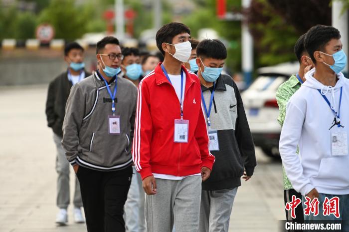 7月7日，考生在拉薩三高考點(diǎn)外有序排隊(duì)，等待進(jìn)入考場(chǎng)?！『闻罾?攝