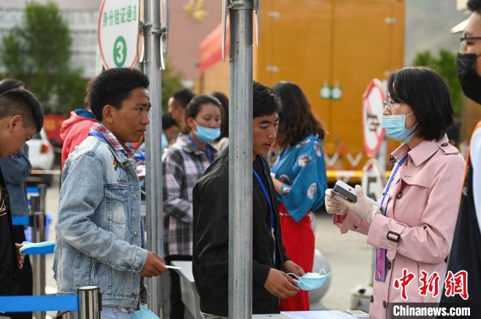 7月7日，考生在拉薩三高考點(diǎn)外進(jìn)行身份證件核驗(yàn)。　何蓬磊 攝