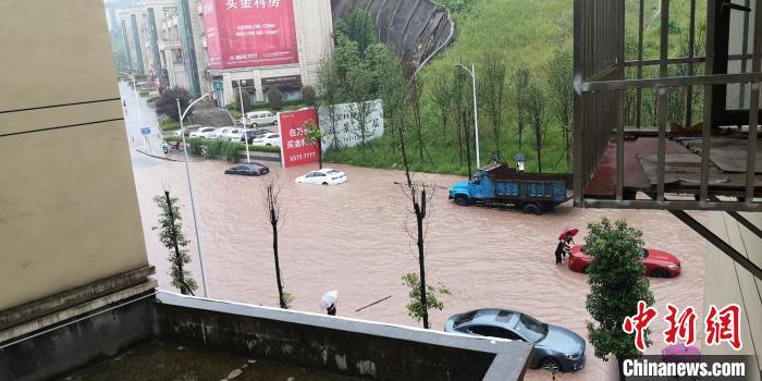 圖為重慶萬州城區(qū)積水嚴重?！≈貞c萬州區(qū)委宣傳部供圖 攝