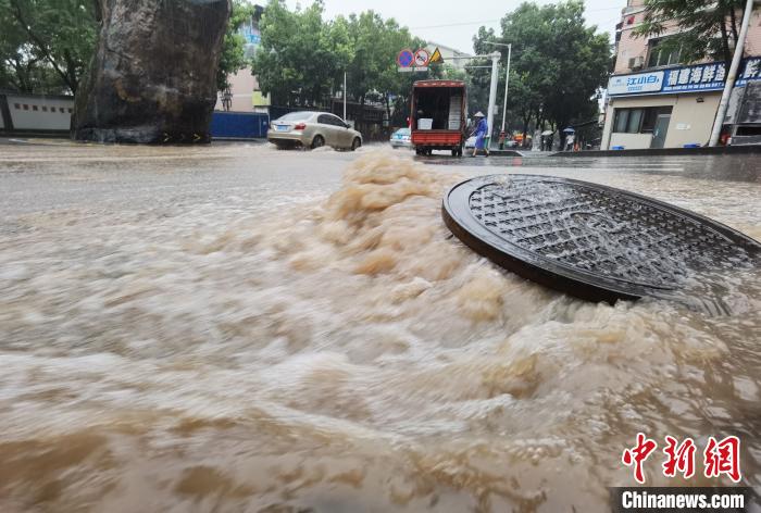 圖為重慶萬州城區(qū)積水嚴重。　重慶萬州區(qū)委宣傳部供圖 攝