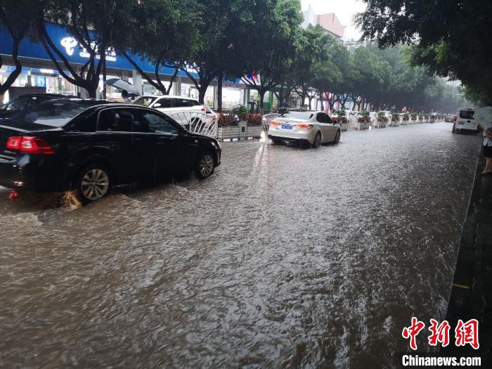 圖為重慶萬州城區(qū)積水嚴重?！≈貞c萬州區(qū)委宣傳部供圖 攝