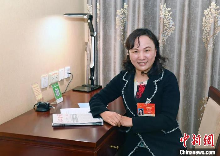 全國(guó)人大代表，浙江省臺(tái)州市椒江區(qū)大陳實(shí)驗(yàn)學(xué)校校長(zhǎng)、黨支部書(shū)記翁麗芬 蔡榮章 攝