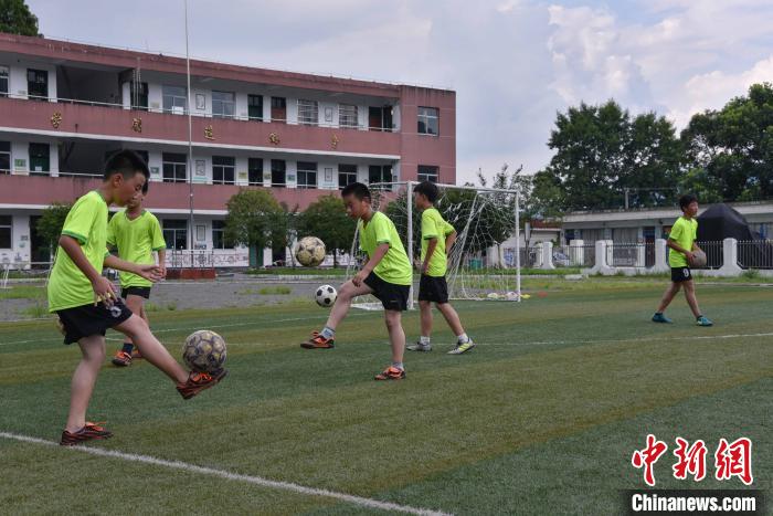 人大代表呼吁篩查防控青少年頸椎、脊柱等健康問(wèn)題