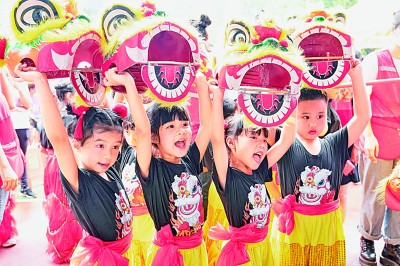 展示非凡成就 共創(chuàng)美好未來(lái) 展示非凡成就 共創(chuàng)美好未來(lái)