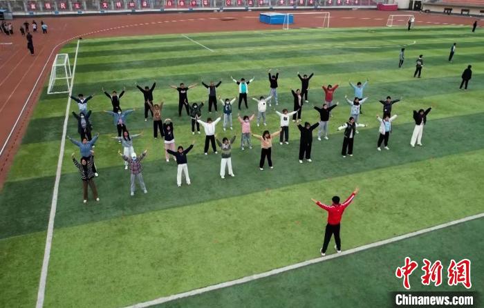 寧夏大學(xué)校園內(nèi)，學(xué)生跟隨老師練習(xí)八段錦。 謝宇 攝