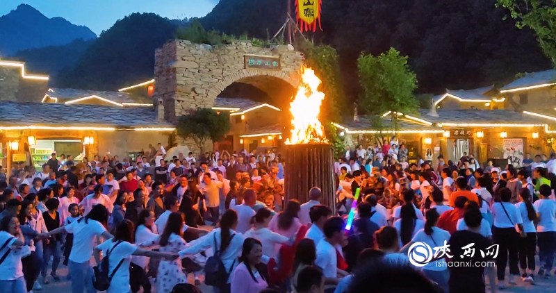 朱家灣終南山寨里的游客們舉辦篝火晚會(huì) 朱家灣終南山寨里的游客們舉辦篝火晚會(huì)