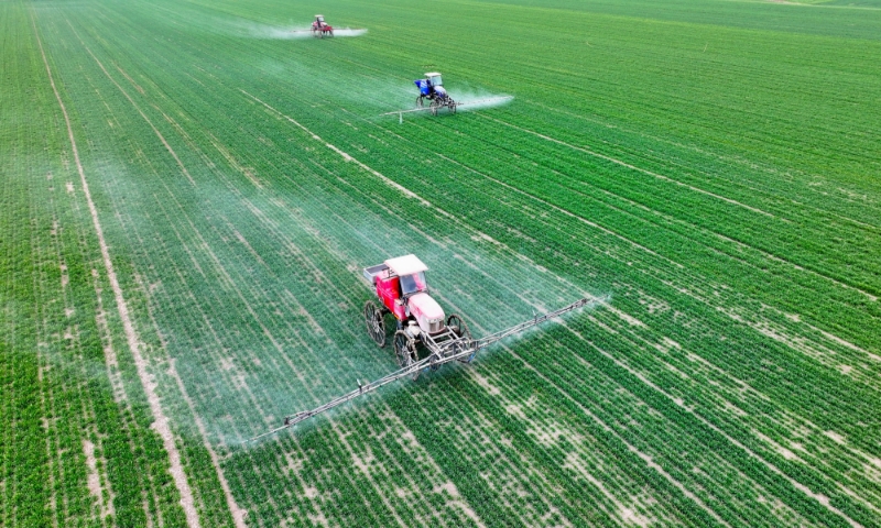 2024年2月18日，安徽省亳州市，利辛縣紀(jì)王場(chǎng)鄉(xiāng)孫老家村麥田，農(nóng)民駕駛自走式高桿噴霧機(jī)對(duì)小麥進(jìn)行噴藥作業(yè)。